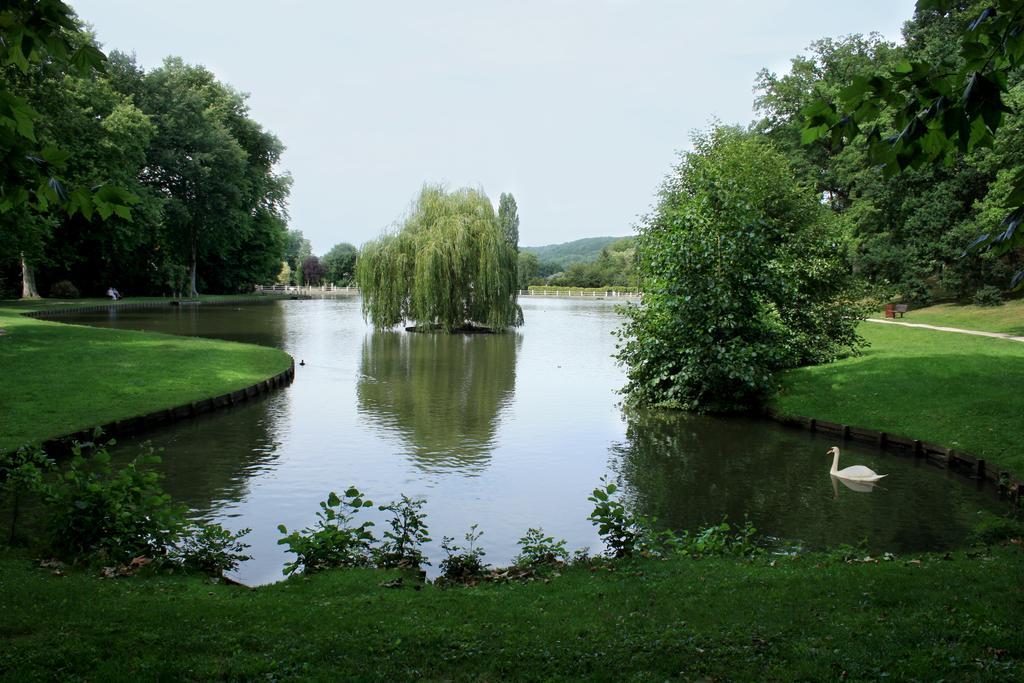 ホテルAu Bord Du Lac Saint-Rémy-lès-Chevreuse エクステリア 写真