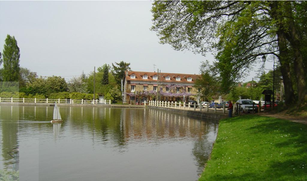 ホテルAu Bord Du Lac Saint-Rémy-lès-Chevreuse エクステリア 写真